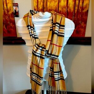 Nice winter scarf looks like Burberry made in Germany🧣